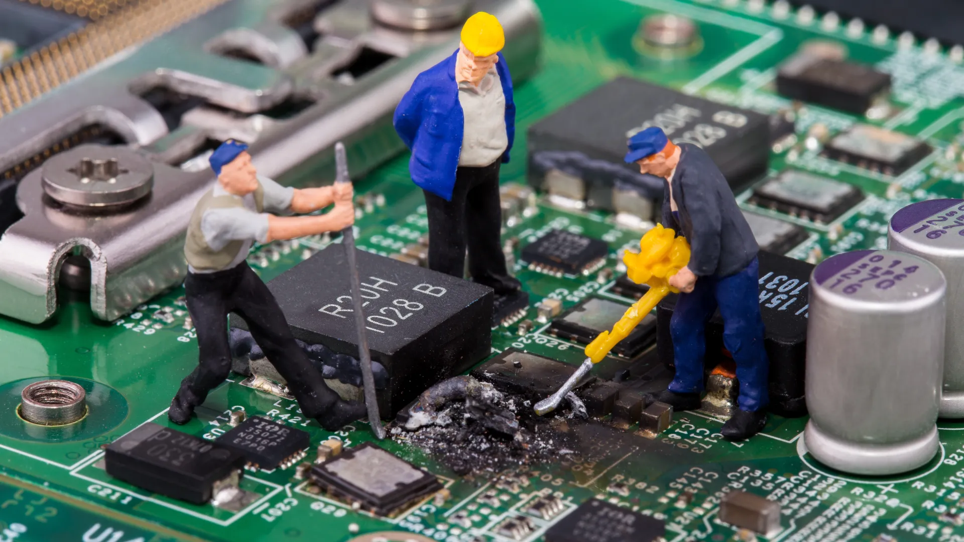 Miniaturarbeiterfiguren reparieren defektes Mainboard vom Computer